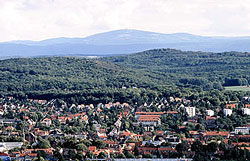 Blick über Salzgitter Bad auf den Harz und den Brocken.